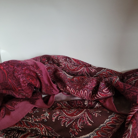 Talbots Womens Large Wool/Silk Blend Scarf Wrap 43" X 41" lightweight Burgandy - Picture 3 of 5